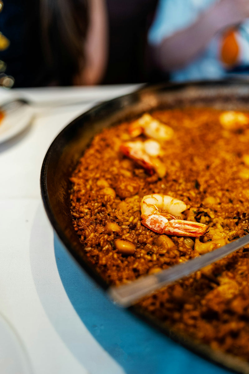 Paella aux crevettes servie dans sa poêle