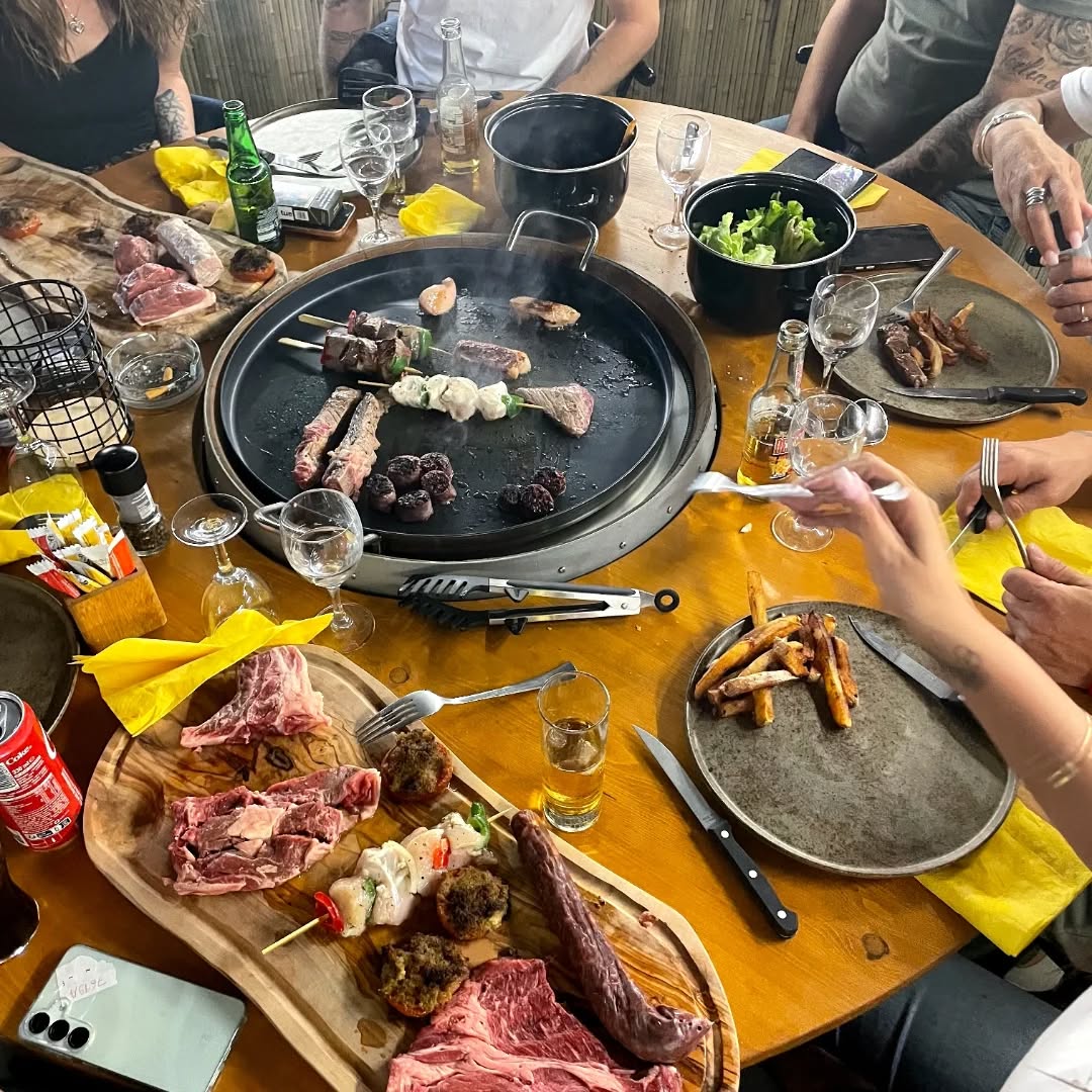 Repas convivial autour du Tonneau Gourmand avec cuisson centrale sur plancha