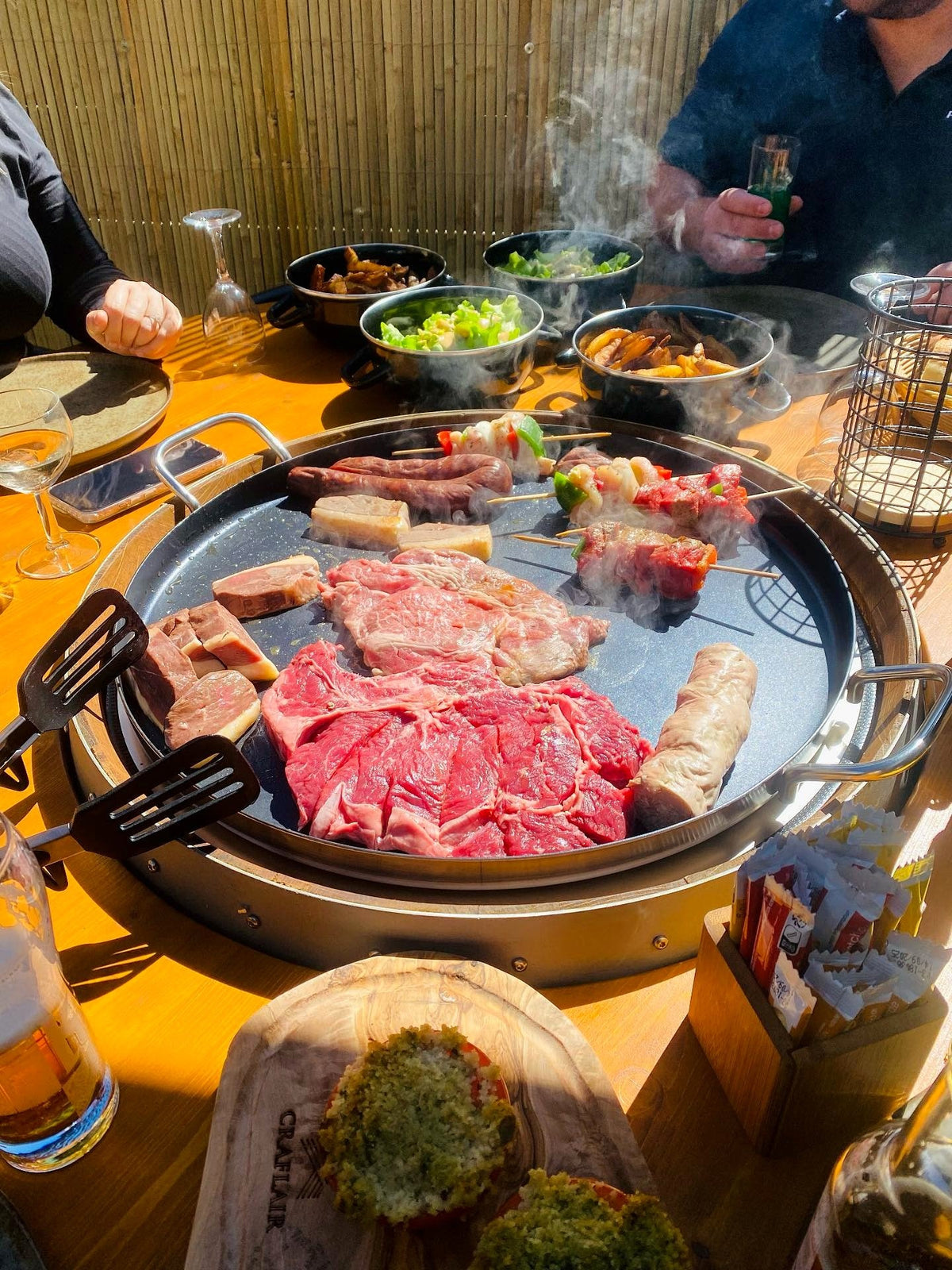 Cuisson de viandes et brochettes sur la plancha du Tonneau Gourmand