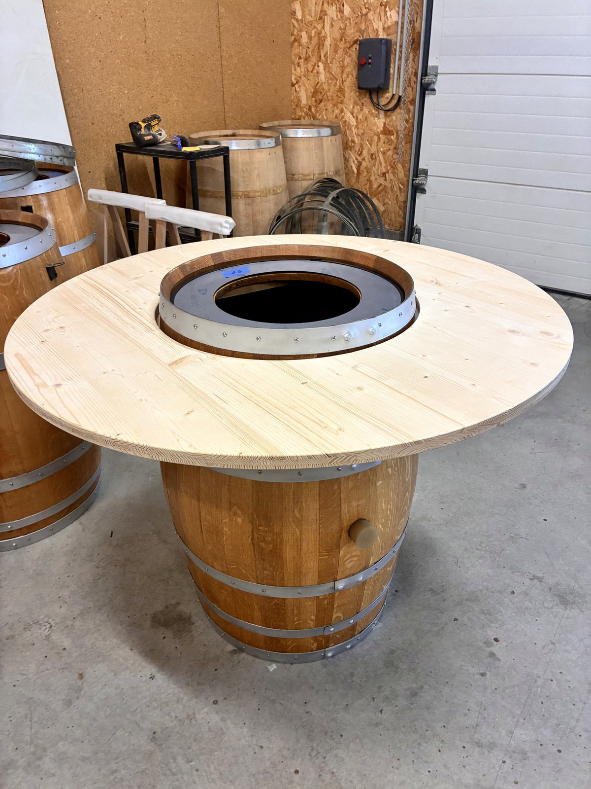 Tonneau Gourmand assemblé en atelier avec plateau et plaque de cuisson