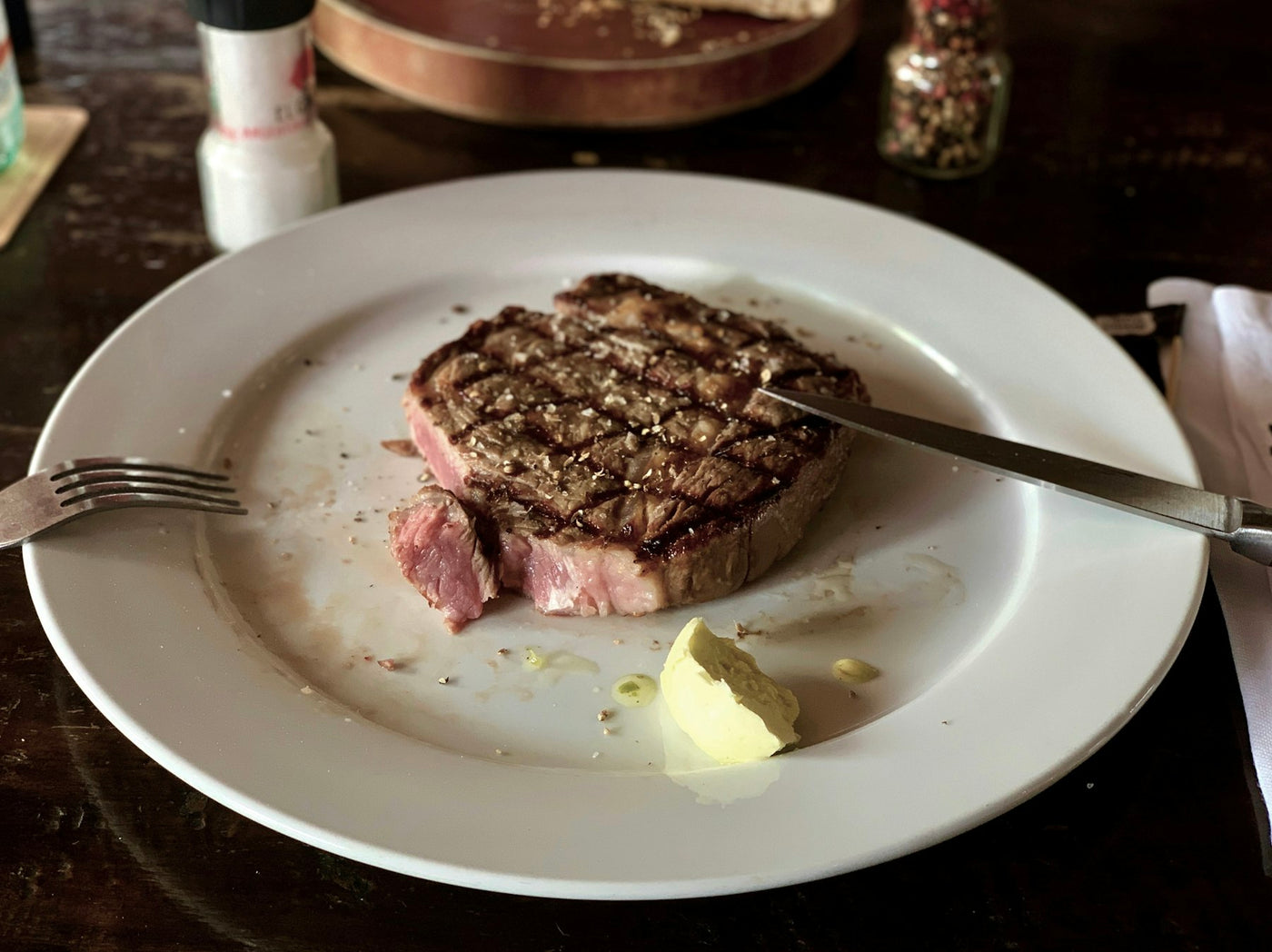 Côte de bœuf saisie et servie rosée