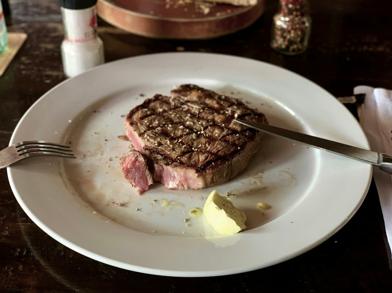 Côte de bœuf saisie et servie rosée