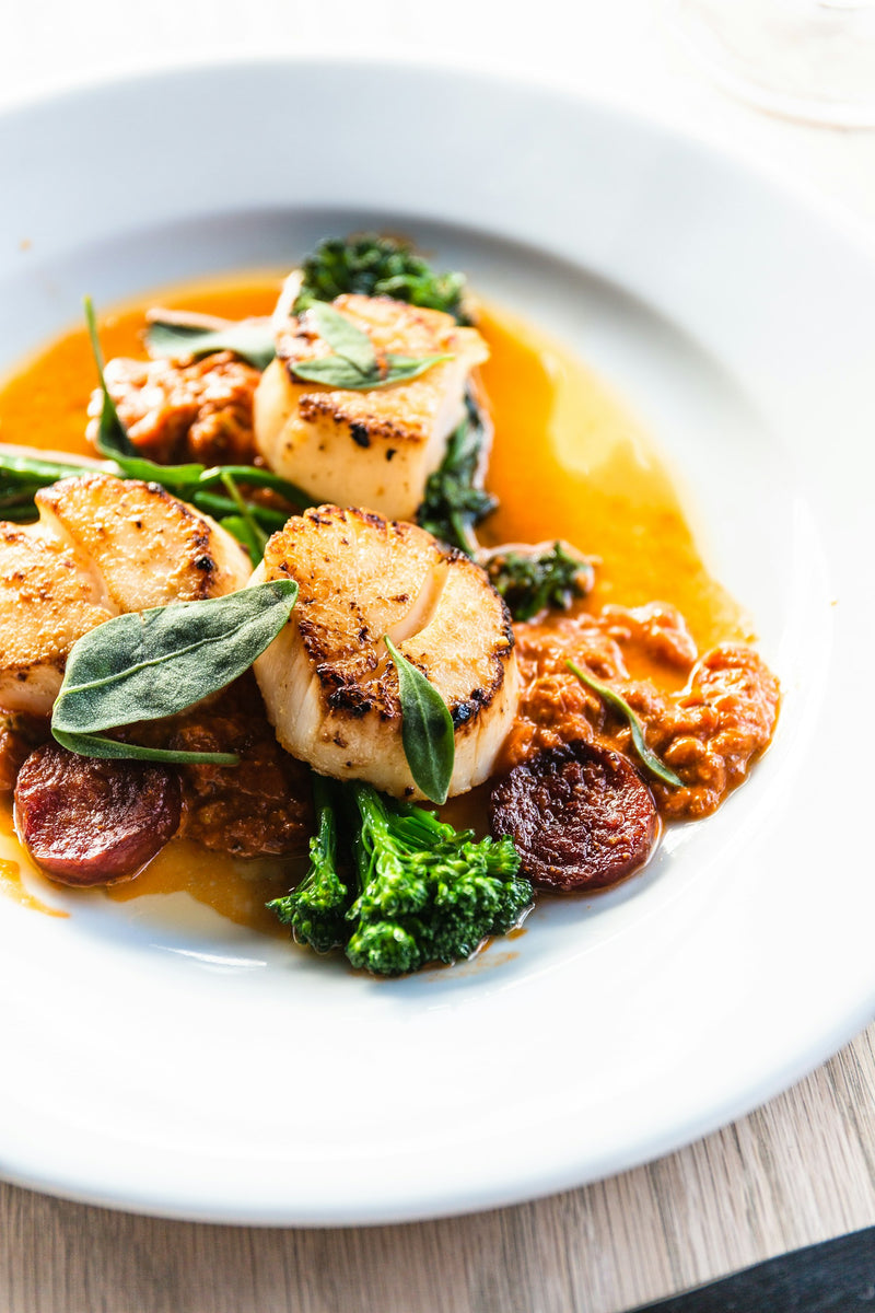 Saint-Jacques saisies servies dans une assiette