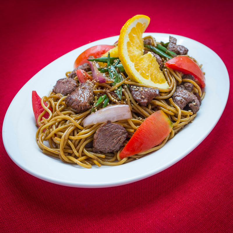 Nouilles sautées au bœuf et légumes servies dans une assiette