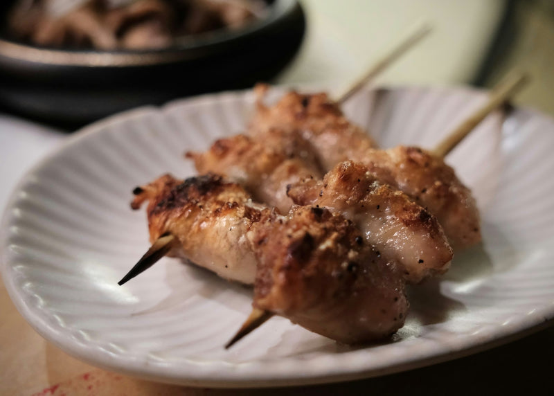 Brochettes grillées servies sur une assiette