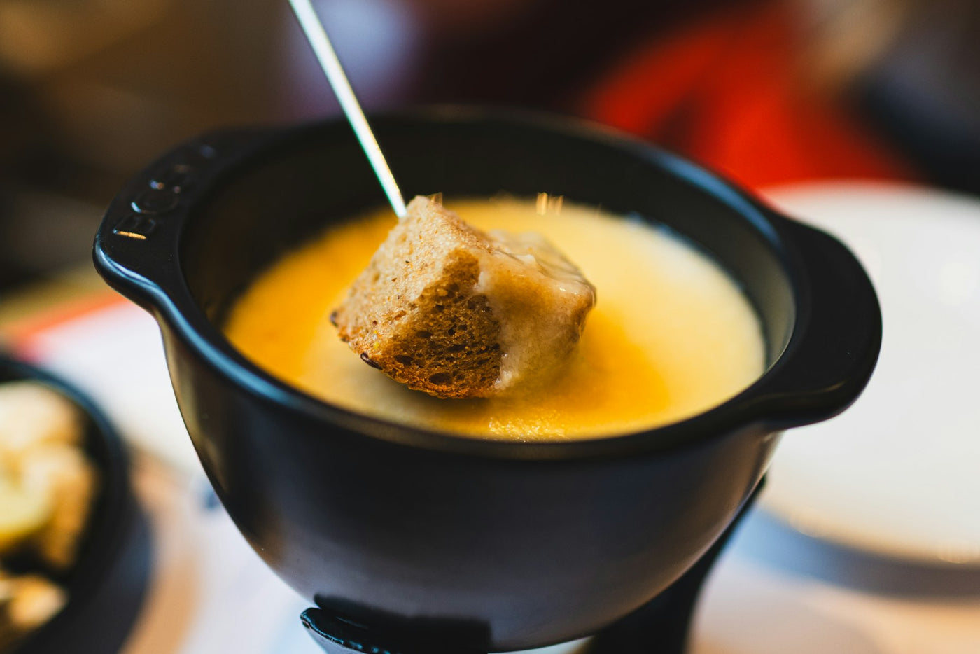 Fondue savoyarde au fromage avec pain à tremper