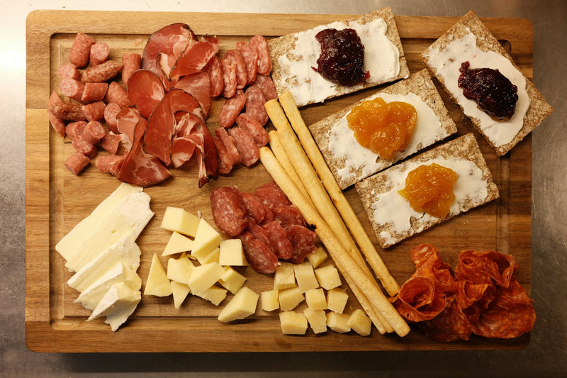 Planche apéritive de charcuteries, fromages et accompagnements
