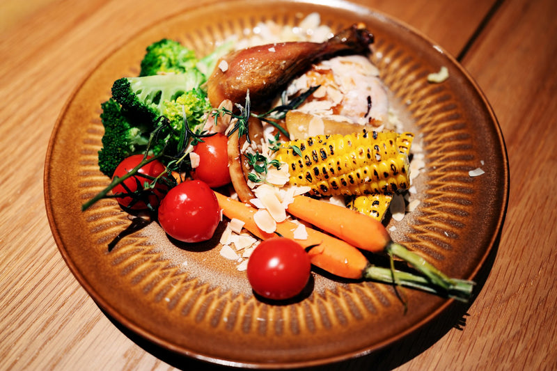 Volaille rôtie et légumes servis dans une assiette