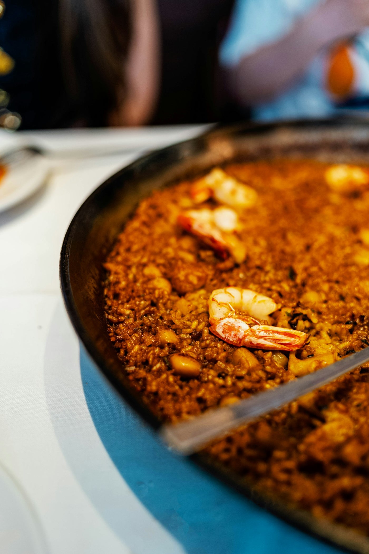 Paella aux crevettes servie dans sa poêle