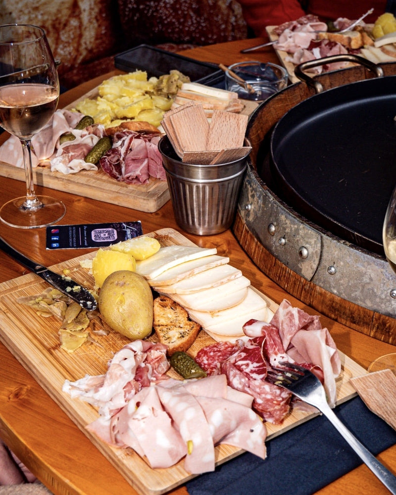 Raclette préparée et partagée autour du Tonneau Gourmand