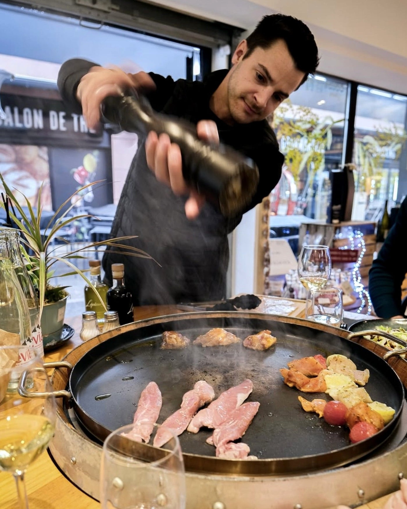 Service professionnel à la plancha sur un Tonneau Gourmand