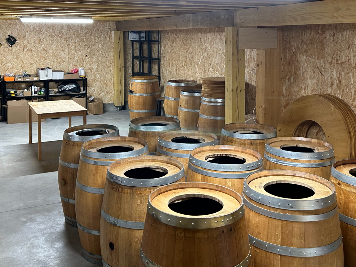 Tonneaux en fabrication dans l’atelier français du Tonneau Gourmand